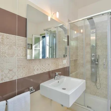 Gioia Con Piscina Sul Mare